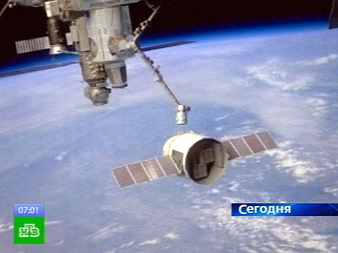 Сегодня частный космический корабль причалит к МКС