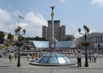 В центре Киева приступили к сооружению фан-зоны Евро-2012