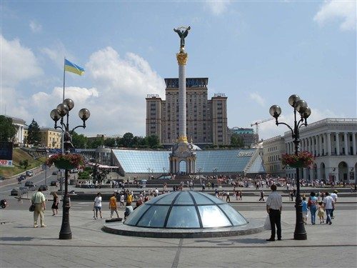 В центре Киева приступили к сооружению фан-зоны Евро-2012