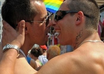 В Петербурге забросали камнями гей-активистов