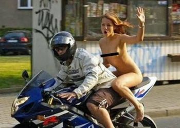 В Румунії за їзду без шолома оштрафували голу мотоциклістку