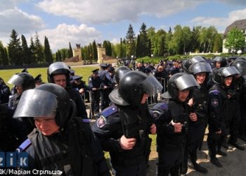 Львовская милиция не пропускает депутатов к Холму Славы