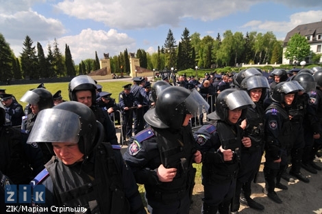 Львовская милиция не пропускает депутатов к Холму Славы