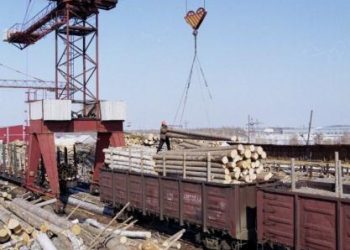 Вагон с лесом сошёл в Сибири