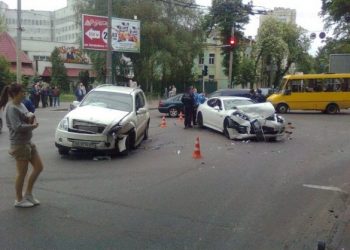 В Киеве автомобиль с номерами Верховной Рады разбил две иномарки
