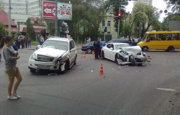 В Киеве автомобиль с номерами Верховной Рады разбил две иномарки