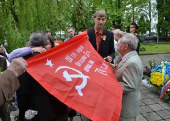 Во Львове произошла потасовка из-за красного флага