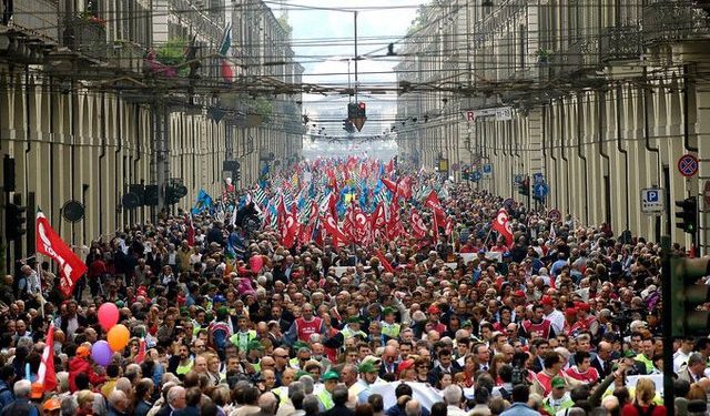 «Единая Россия» хочет штрафовать митингующих на 1,5 миллиона рублей