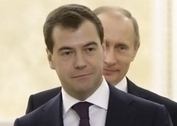 Путин поздравил Медведева с избранием на пост председателя ЕР