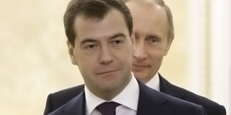 Путин поздравил Медведева с избранием на пост председателя ЕР