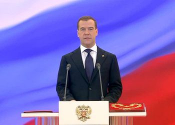 Медведев отменил сбор подписей для партий на выборах