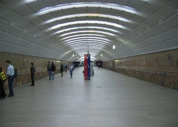 За день в Москве на рельсы метро упали три человека