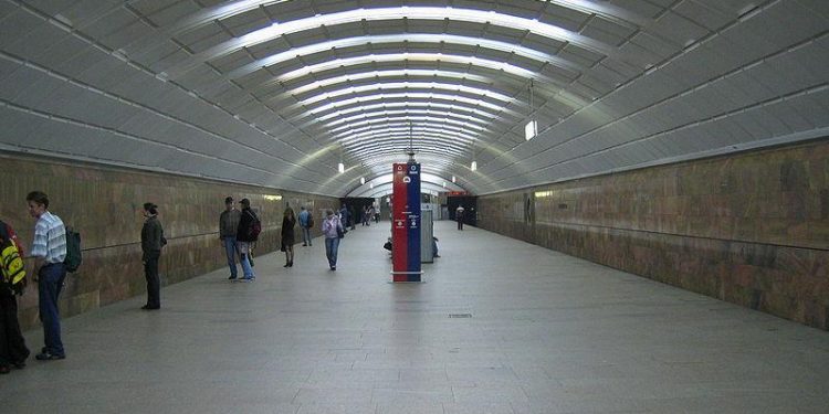 За день в Москве на рельсы метро упали три человека
