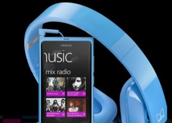 Nokia продає смартфони Lumia 900 і Lumia 800 в комплекті з навушниками Monster