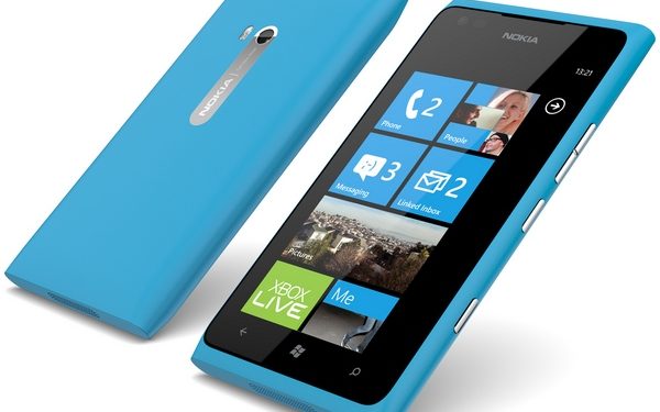 Голосовий помічник Siri компанії Apple, назвав Nokia Lumia 900 найкращим телефоном