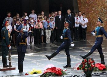 Путин возложил цветы к Вечному огню