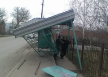Автомобиль врезался в остановку в Подмосковье, трое погибших
