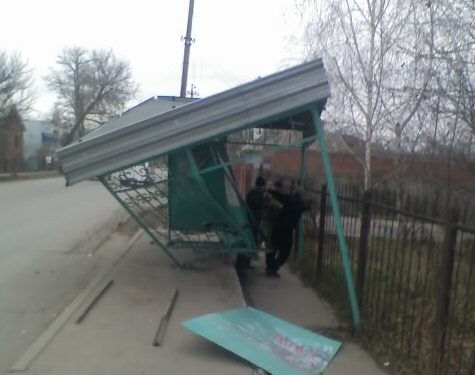 Автомобиль врезался в остановку в Подмосковье, трое погибших