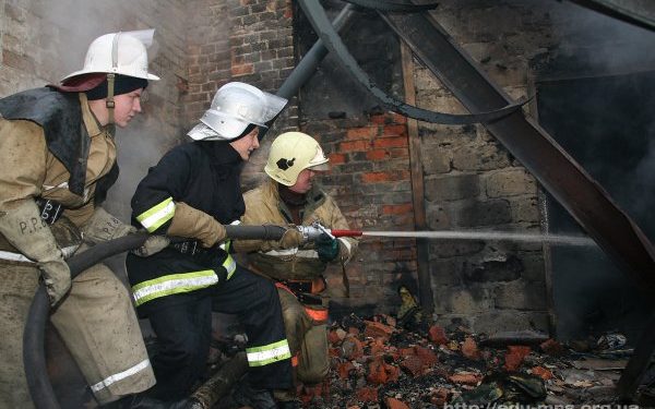 Британский пожарный сломал ногу, спасая золотую рыбку