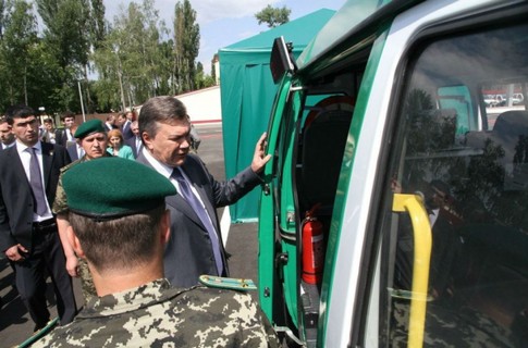 Янукович рассказал, кто заставляет уважать Украину