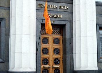 Депутаты покинули Раду, митинг под ее стенами продолжается