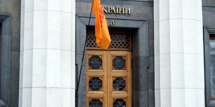Депутаты покинули Раду, митинг под ее стенами продолжается