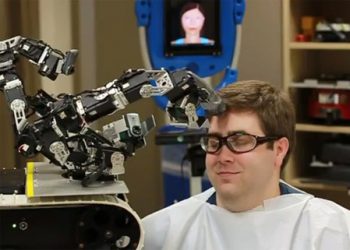 Робот-перукар від Panasonic миє голову і робить відмінний масаж
