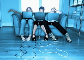 17-летняя девушка собрала возле цирка 25 педофилов