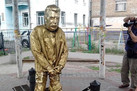 В Киеве установили памятник «Писающему Сталину»