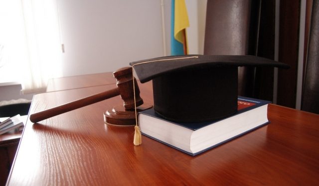 Янукович увеличит зарплату судьям