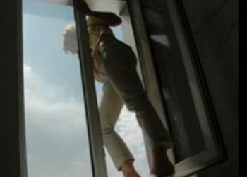 12-летняя школьница выбросилась с 8-го этажа