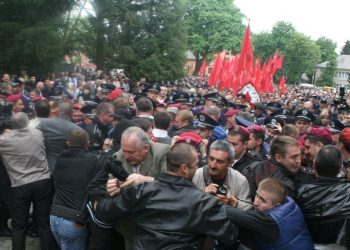 Националисты подрались с милиционерами из-за красных флагов