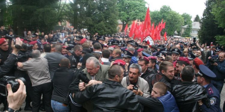 Националисты подрались с милиционерами из-за красных флагов