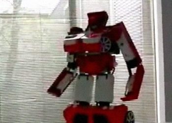Hasbro випустила міні-версію справжнього робота-трансформера