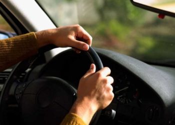 Зачинившись від інспекторів ДПС водій майже добу просидів в автомобілі