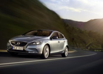 Volvo V40 дбає про безпеку пішоходів