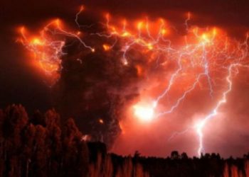 Вчені виявили нові види вулканічних блискавок