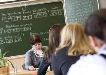Рособрнадзор предлагает отчислять студентов, сдающих ЕГЭ за школьников