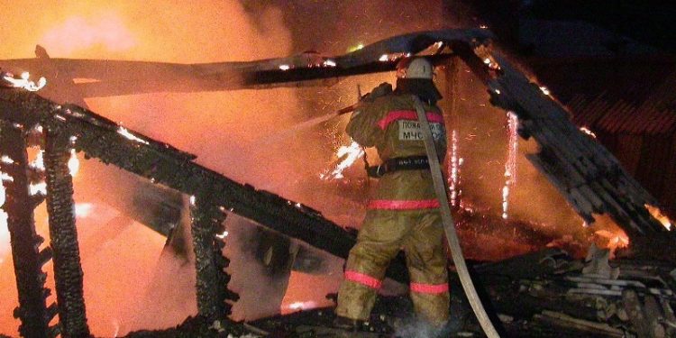 На севере Москвы горел склад с запчастями, взрывались газовые баллоны