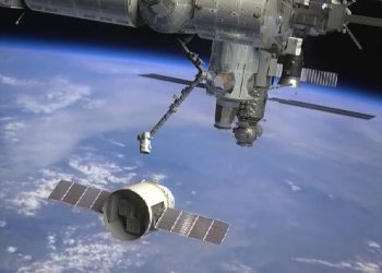 МКС успешно «поймала» грузовик Dragon с помощью роботоруки