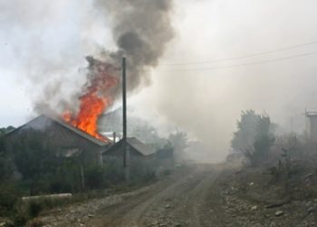 В дагестанском селе горит 50 домов