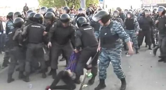 Расследование избиения девушки на «Марше миллионов» удивило правозащитников