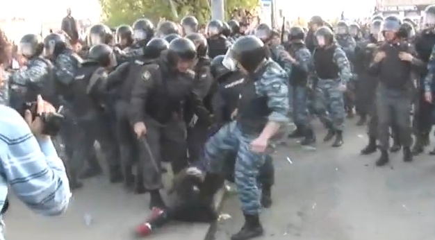 СК проверит видео, на котором ОМОН избил девушку на «Марше миллионов»