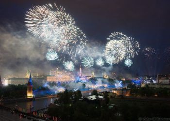 Салют на День Победы 2012 гремел пятнадцать минут