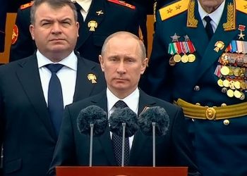 Путин и Медведев поздравили россиян с Днем Победы