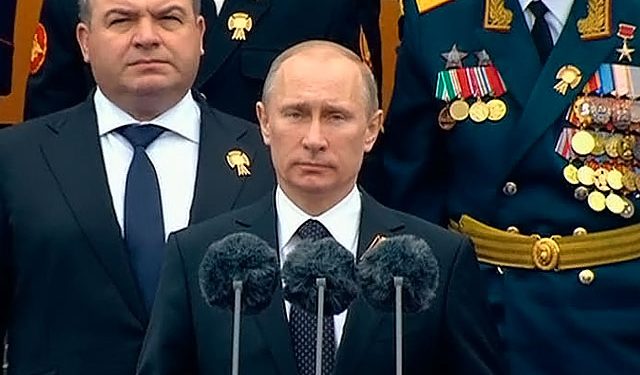 Путин и Медведев поздравили россиян с Днем Победы