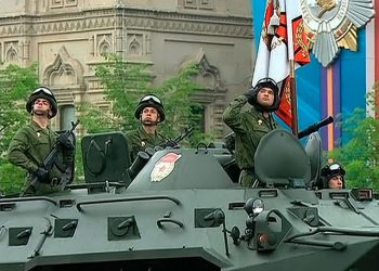 Парад 9 мая: Красной площадью прошли танки, БТРы, броневики и ракетные комплексы