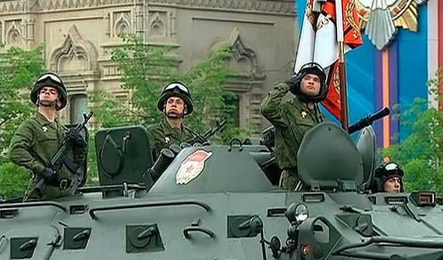 Парад 9 мая: Красной площадью прошли танки, БТРы, броневики и ракетные комплексы