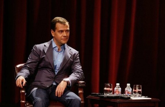 Из президента в премьеры: Медведев стал новым премьер-министром РФ