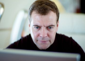 Медведев поблагодарил всех в Twitter за поддержку